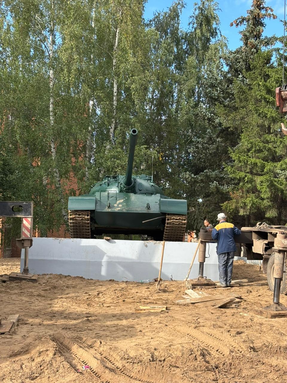 Танк Т - 55 установлен!.