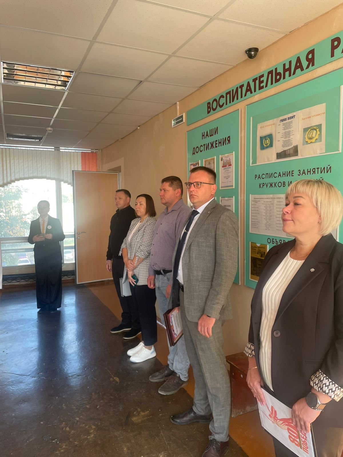 Николай Борисович вручил благодарственные письма ребятам, которые работали спасателями..