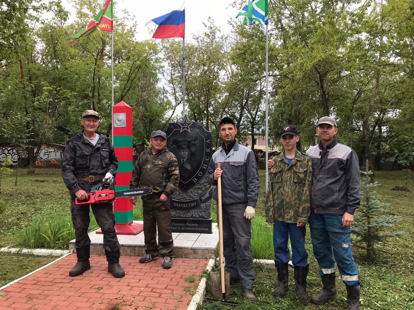 Сегодня в городском парке прошел субботник.