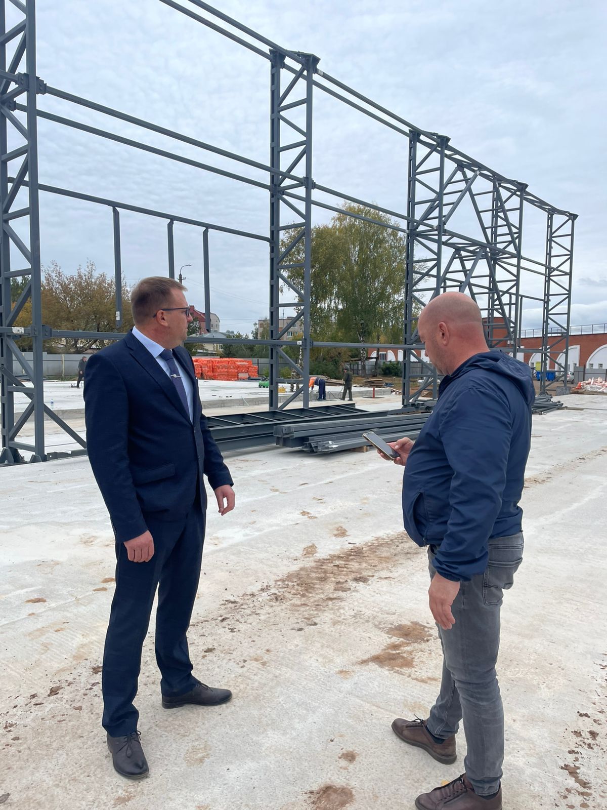 Продолжаются работы по установке модульного бассейна. (копия).