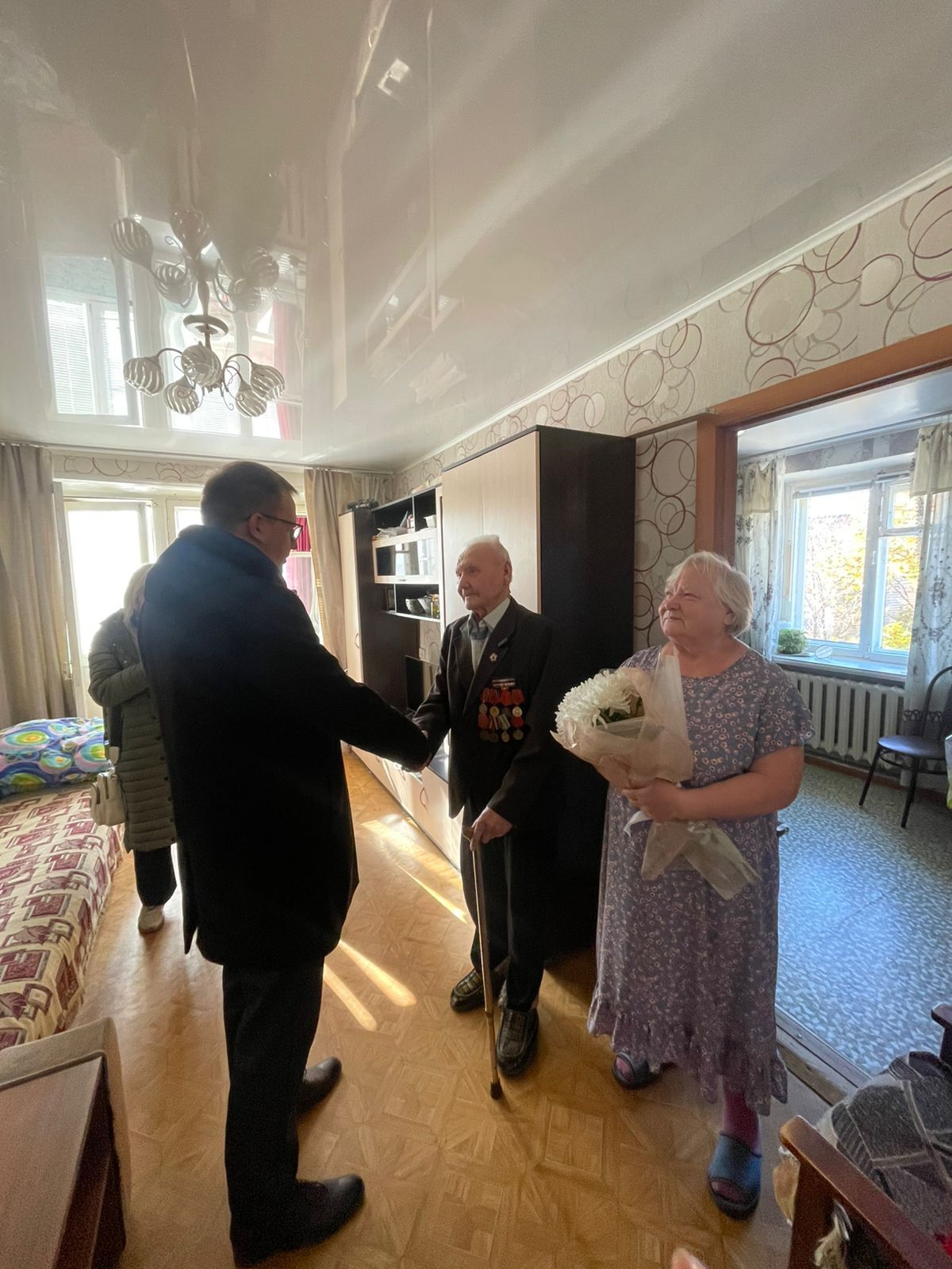 Глава города поздравил Михаила Яковлевича Липатникова с праздником.