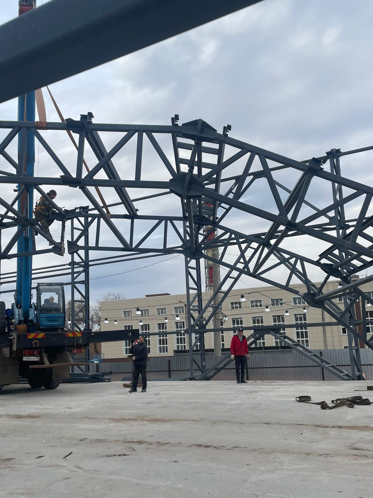 Продолжаются работы по установке модульного бассейна..