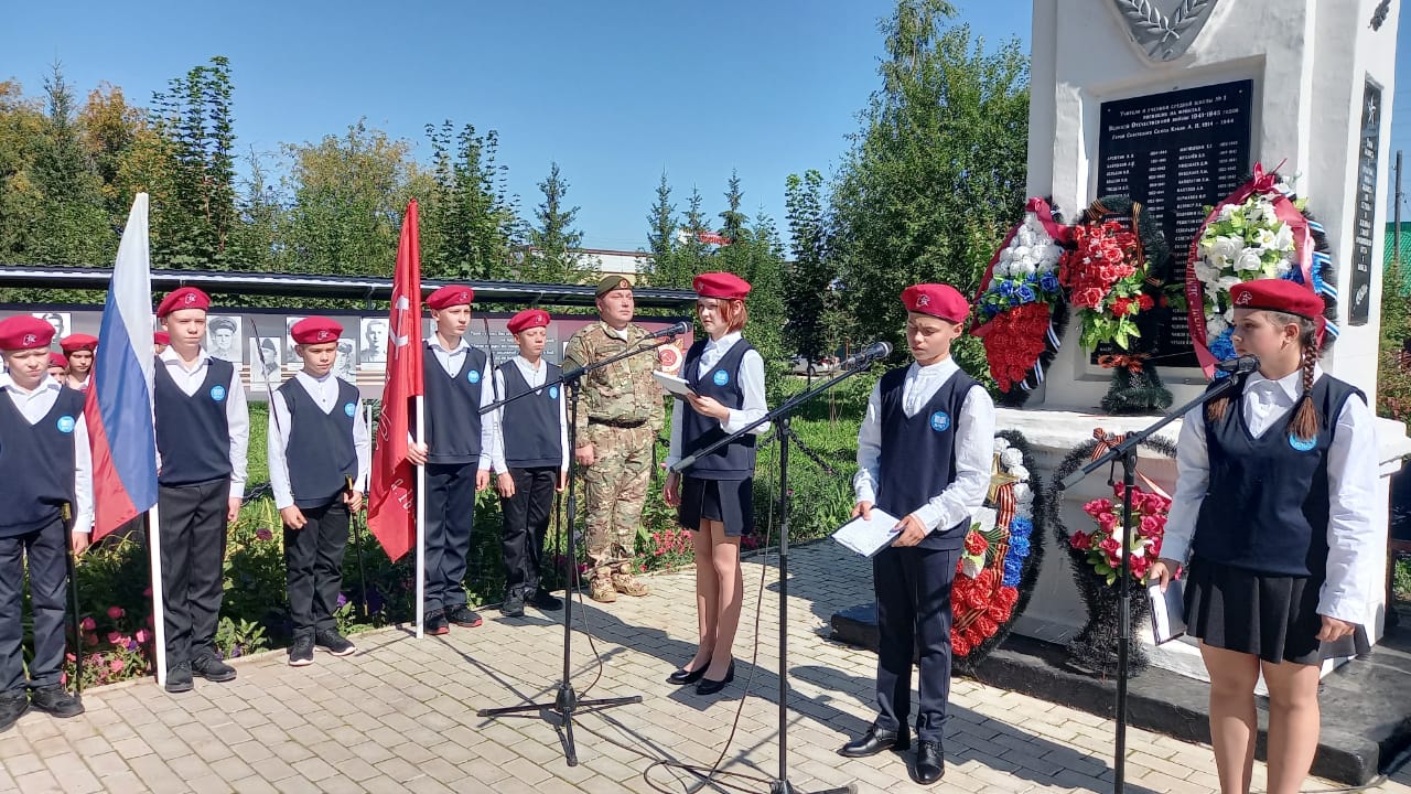 Сегодня на месте 1 школы у памятника учащихся в 1 школе, ребята &quot;Юнармии&quot;, а так же педагоги ВМЛ провели митинг..