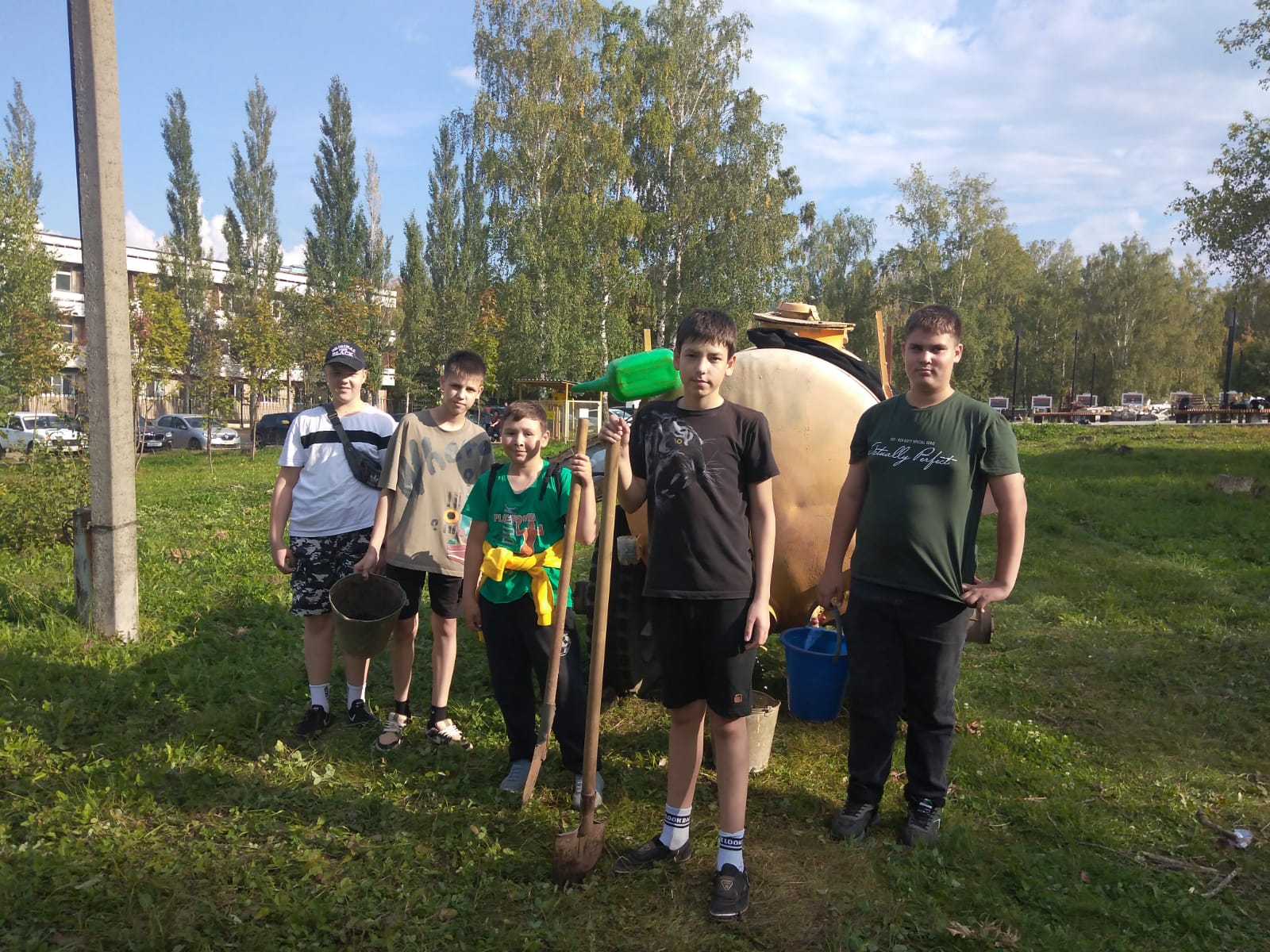 Высадка деревьев в городском парке.