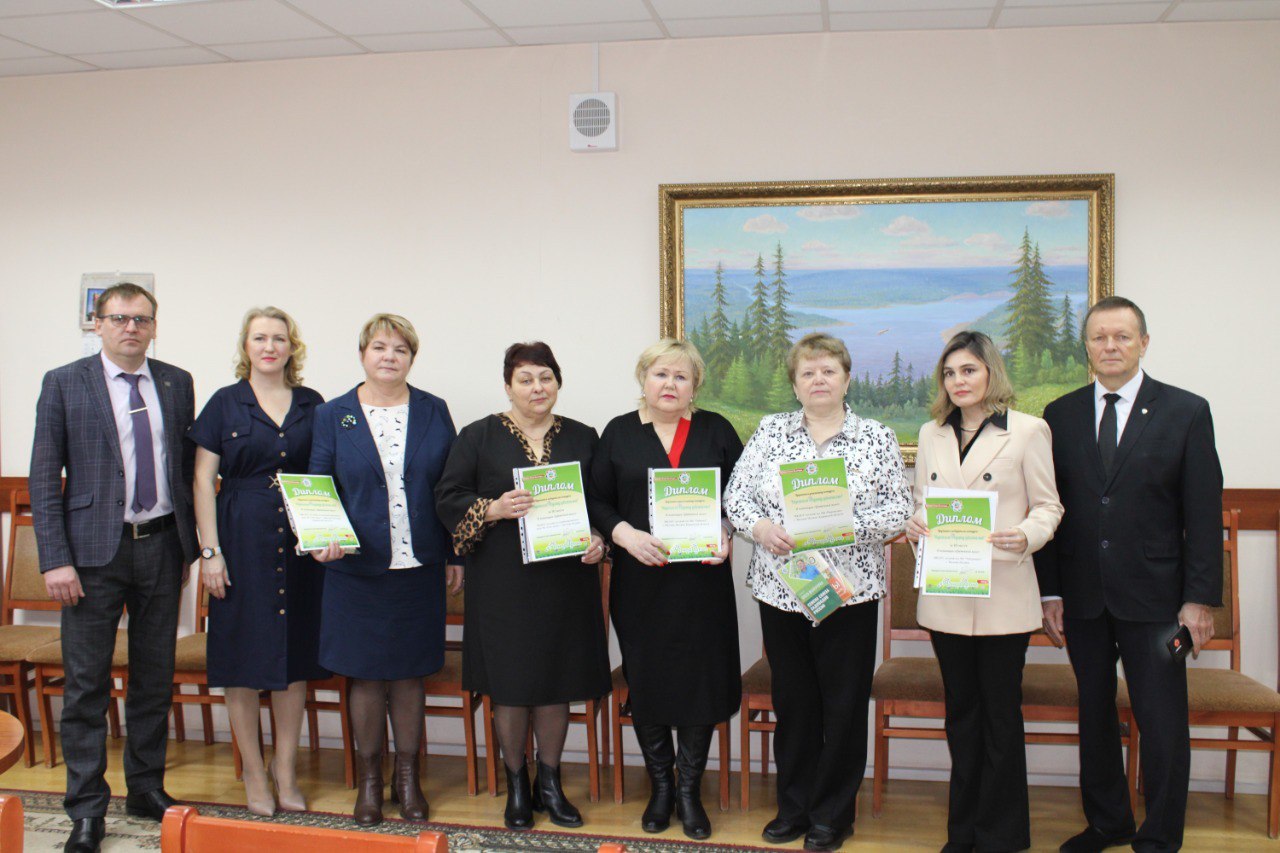 В Вятских Полянах наградили победителей конкурса &quot;Украсим Родину цветами!&quot;.