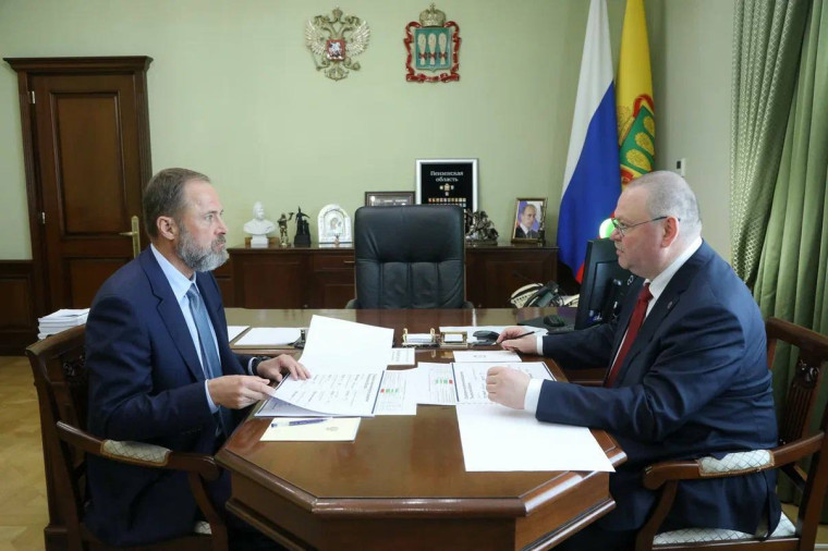 Игорь Комаров и губернатор Пензенской области Олег Мельниченко провели двустороннюю встречу.. Игорь Комаров и губернатор Пензенской области Олег Мельниченко провели двустороннюю встречу..