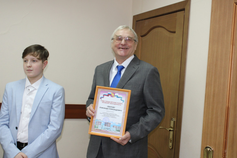 Исполняющий обязанности главы города Вятские Поляны А.П. Солодянкин поздравил хоккейную команду «Спартаковец».