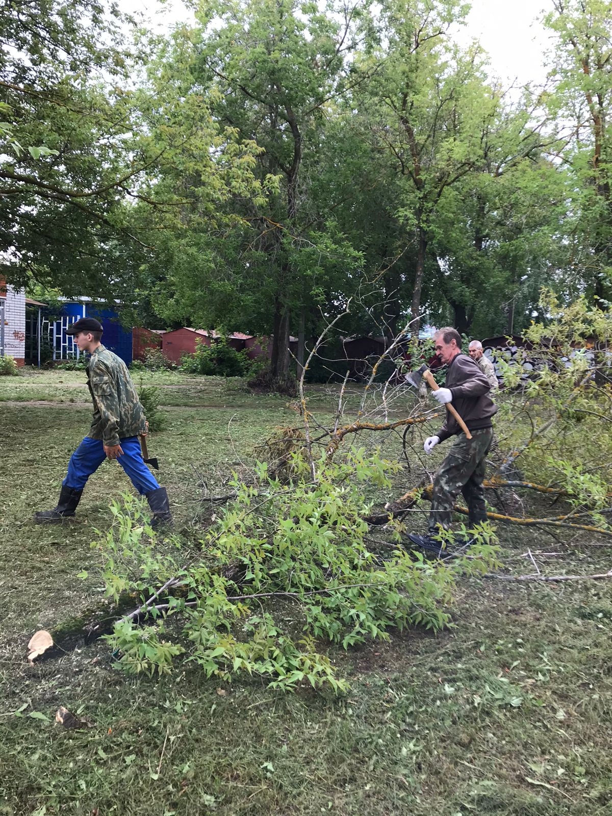 Сегодня в городском парке прошел субботник.