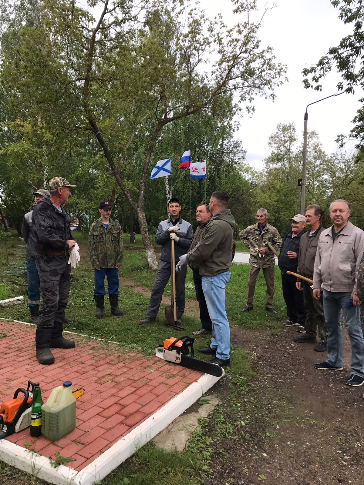 Сегодня в городском парке прошел субботник.