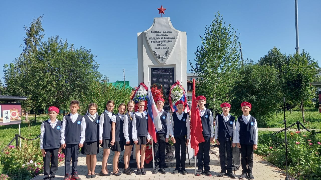 Сегодня на месте 1 школы у памятника учащихся в 1 школе, ребята &quot;Юнармии&quot;, а так же педагоги ВМЛ провели митинг..